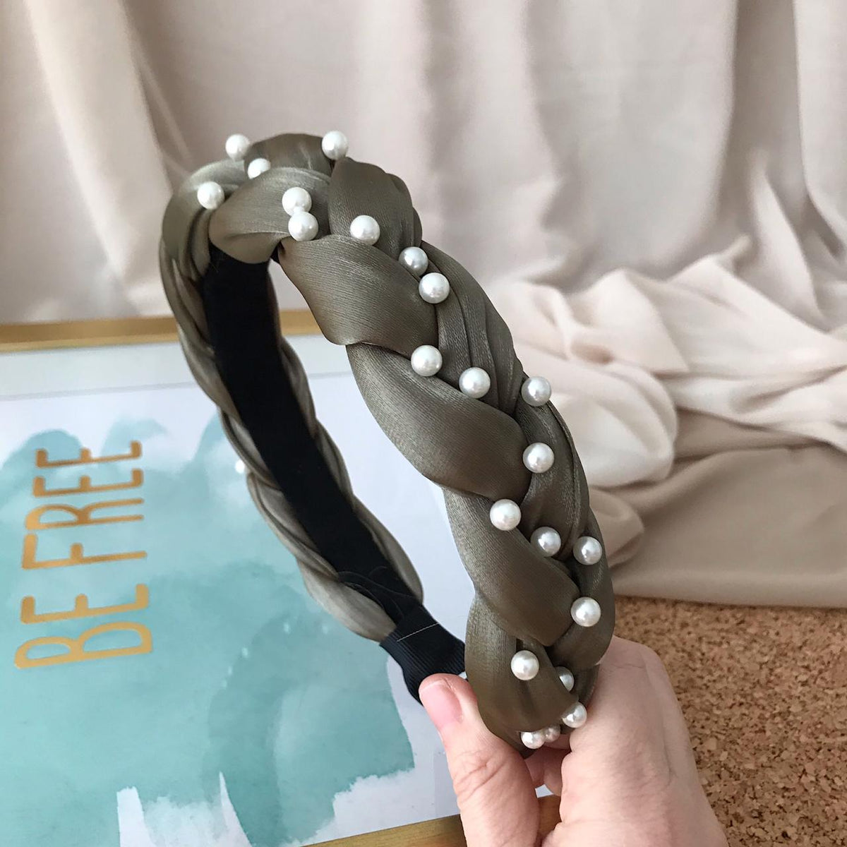 Diadema trenzada seda aplique perlitas verde olivo