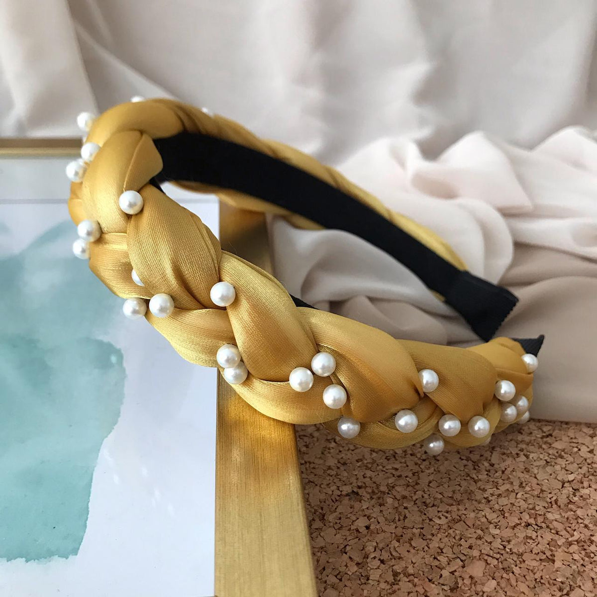 Diadema trenzada seda aplique perlitas mostaza