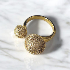 Anillo Ajustable en Acero Bañado en Oro con Detalles Brillantes y Bola Giratoria