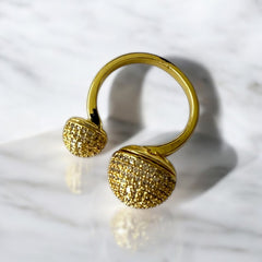 Anillo Ajustable de Acero Bañado en Oro con Bolas de Circones Giratorias