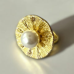 Anillo ajustable de acero dorado con perla y diseño floral