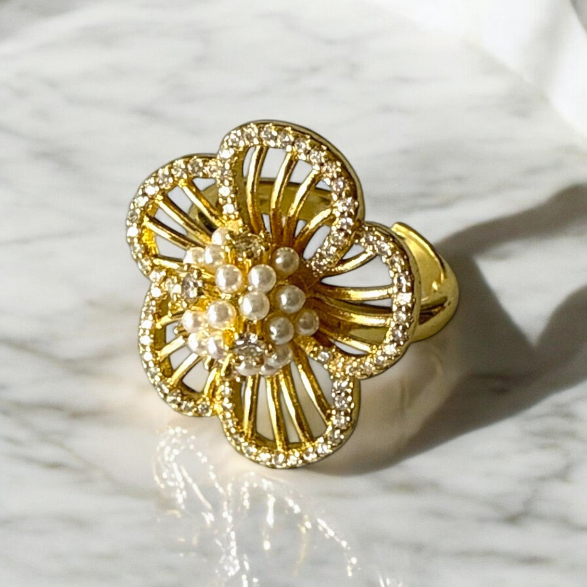 Anillo flor perla ajustable de acero inoxidable bañado en oro con detalles de cristales brillantes y centro de perlas