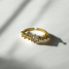 Anillo Dorado con Circonias y Puntas