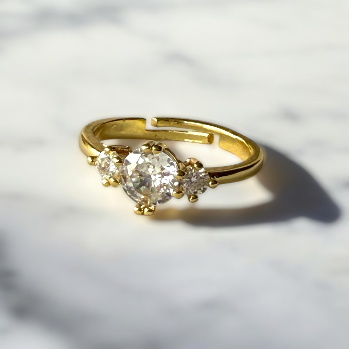 Anillo dorado Camile Bijoux con circonias y diseño en puntas