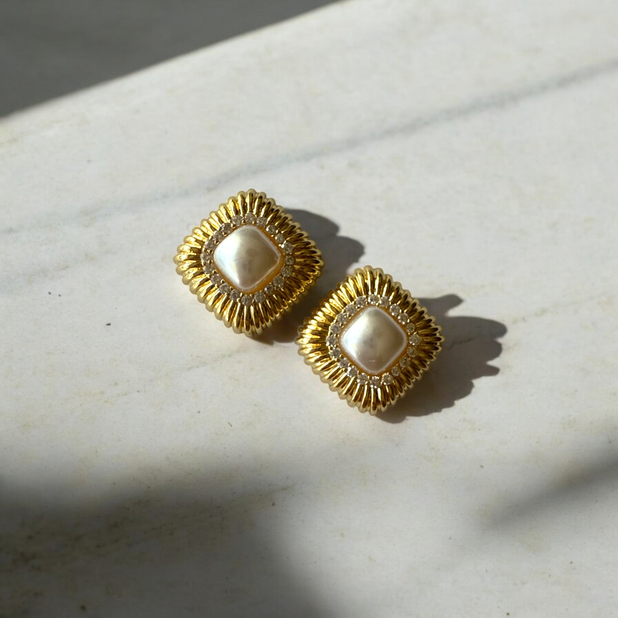 aretes vintage en forma de rombo con circones y perlas