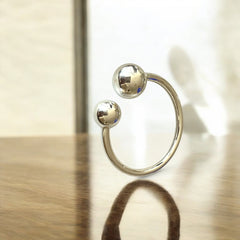 Bangle pulsera de Acero Plateado con Diseño Abierto esferas