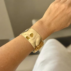 brazalete-texturizado-acero-dorado-en-la-mano.jpg