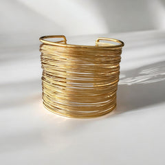 Brazalete de Hilos Finos en Acero Inoxidable Dorado
