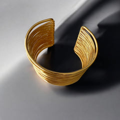 brazalete-hilos-finos-dorado-en-la-mano-camile-bijoux.jpg