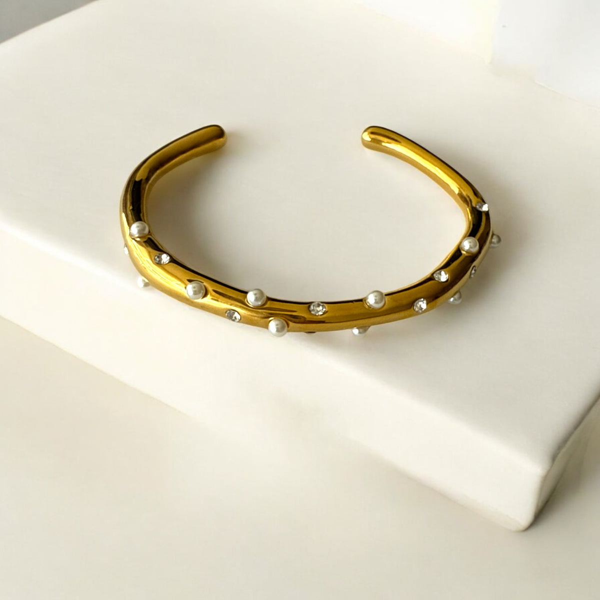 pulsera-ajustable-acero-dorado-perlas-circonias.jpg