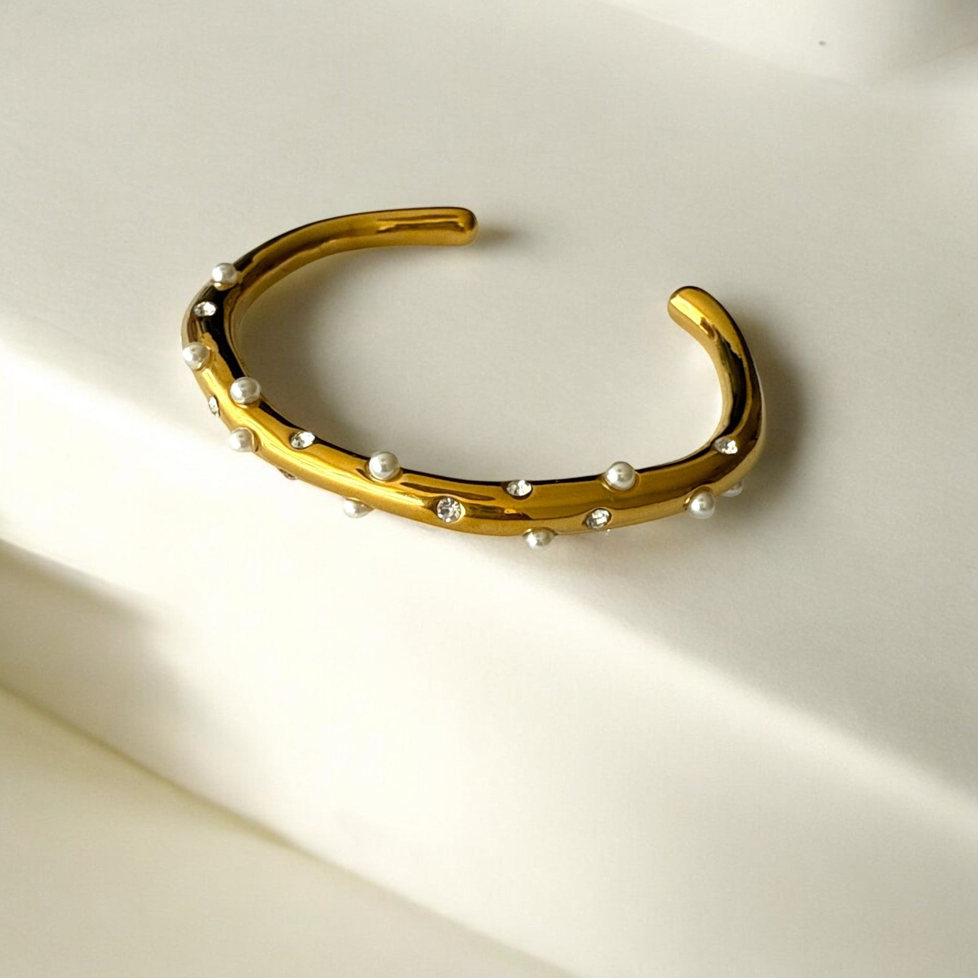 pulsera-dorada-perlas-incrustadas-camile-bijoux.jpg