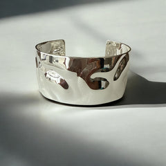 Brazalete Texturizado en Acero Inoxidable Plateado ajustable