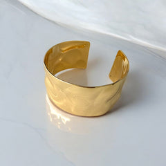 Brazalete Texturizado en Acero Inoxidable dorado ajustable