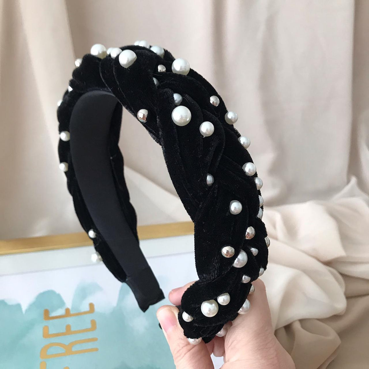 Diadema velvet negra con apliques