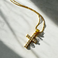 Collar de Acero Bañado en Oro con Dije de Cruz y Circones