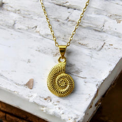 Collar de Acero Bañado en Oro con Dije de Caracol Texturizado