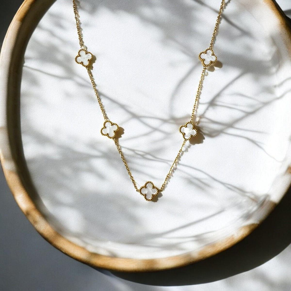 Collar de Acero con Tréboles Blancos Esmaltados