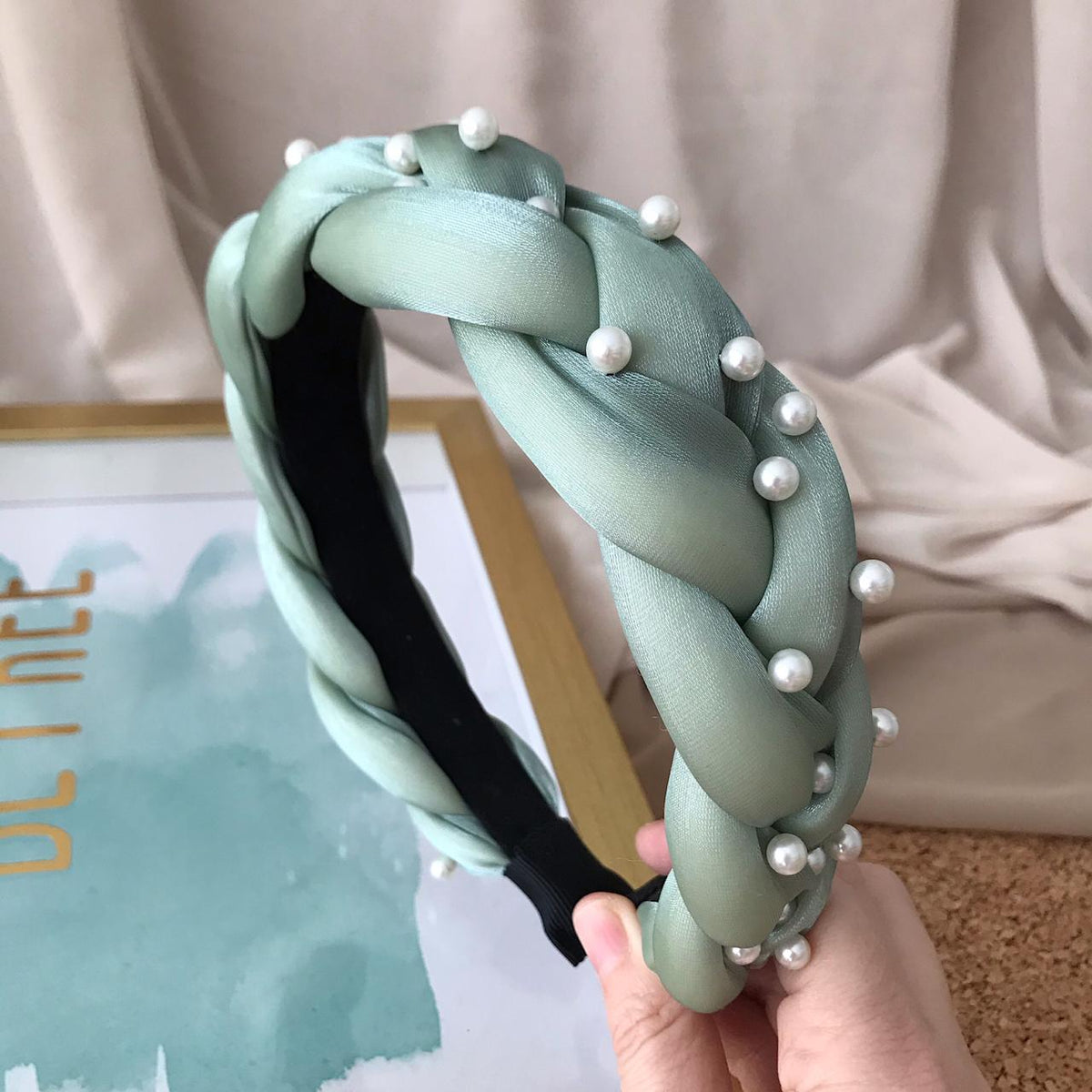 Diadema trenzada seda aplique perlitas verde pastel