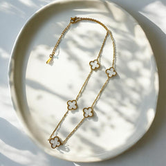 Collar de Acero con Tréboles Blancos Esmaltados