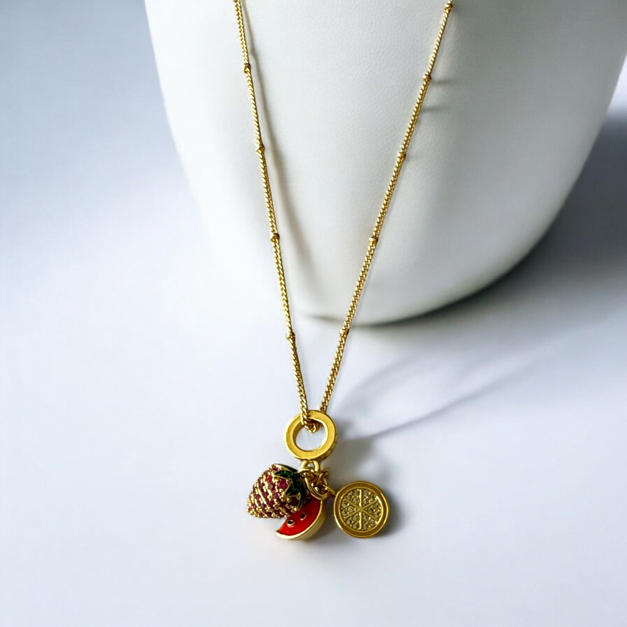 Collar de acero bañado en oro con dijes de frutas esmaltadas y cadena fina de 1 mm, 44 cm abierta. Diseño alegre y colorido.