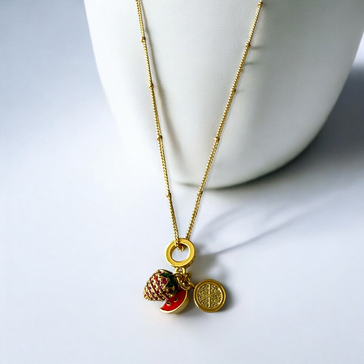 Collar de acero bañado en oro con dijes de frutas esmaltadas y cadena fina de 1 mm, 44 cm abierta. Diseño alegre y colorido.