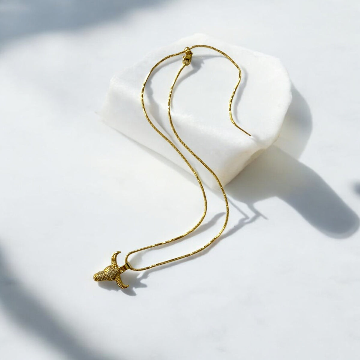 Collar de Acero Bañado en Oro con Dije de Toro y Circones