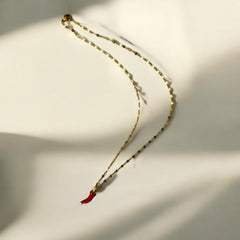 Collar de Acero Bañado en Oro con Dije de Chilli Rojo