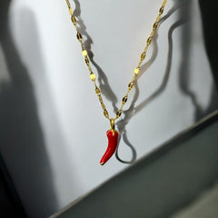 Collar de Acero Bañado en Oro con Dije de Chilli Rojo