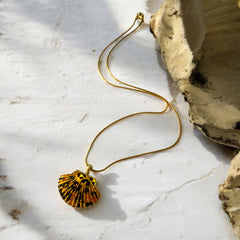 Collar de acero bañado en oro con dije de concha y cadena fina de 1 mm, 44 cm abierta. Diseño elegante inspirado en el mar.