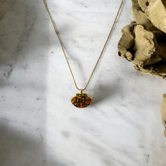 Collar de acero con dije de concha