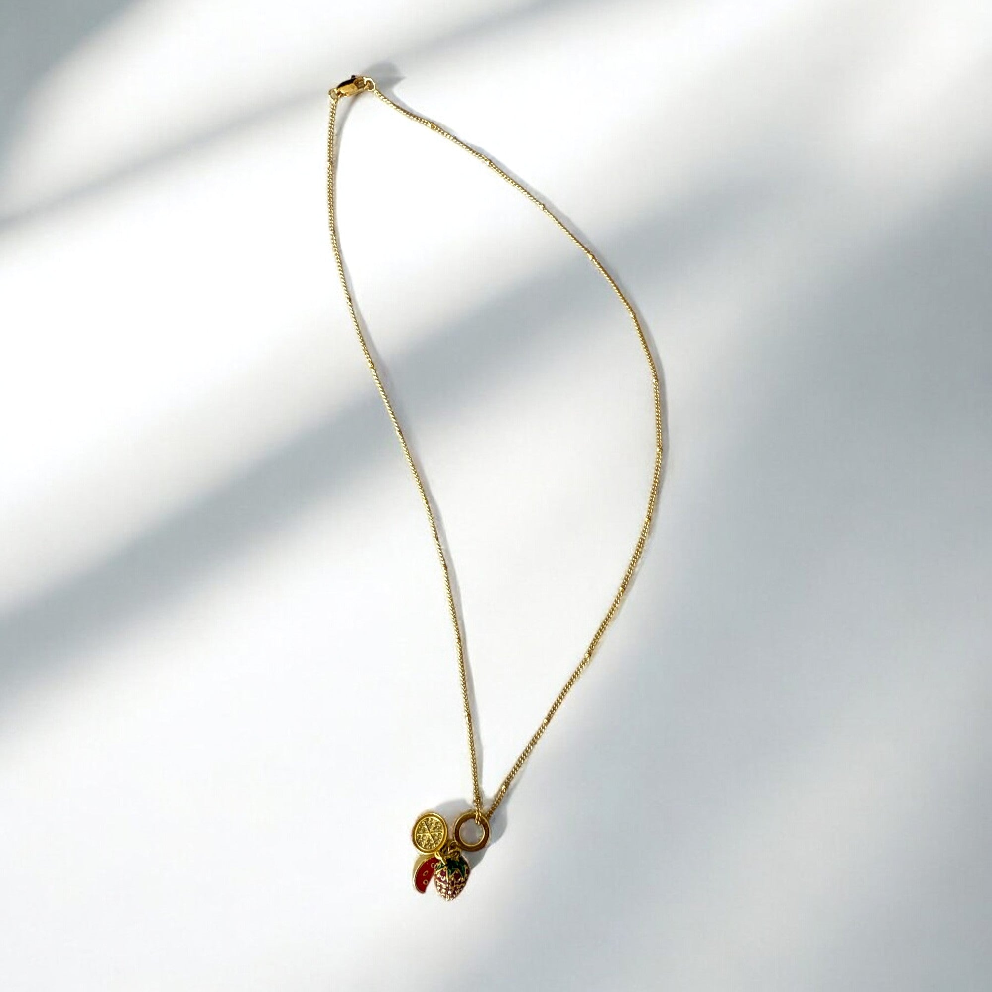 Collar de acero dorado con dije triple de frutas Camile Bijoux