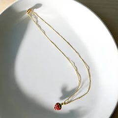 Collar de Acero Bañado en Oro con Dije de Fresa Esmaltado