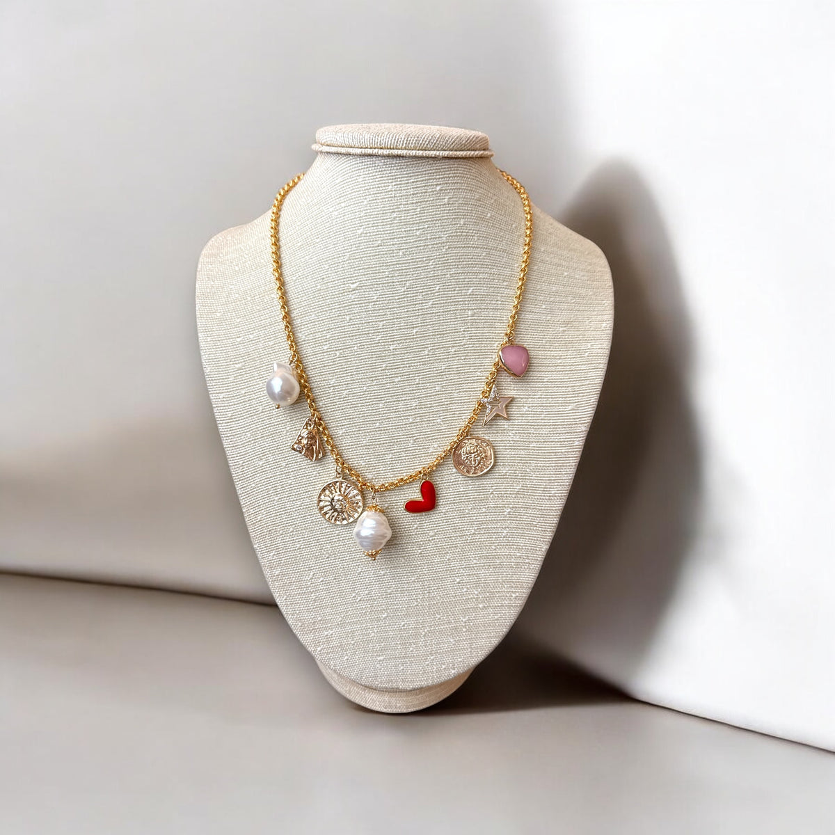 Collar multicharms dorado con corazón esmaltado rojo y estrella con circones