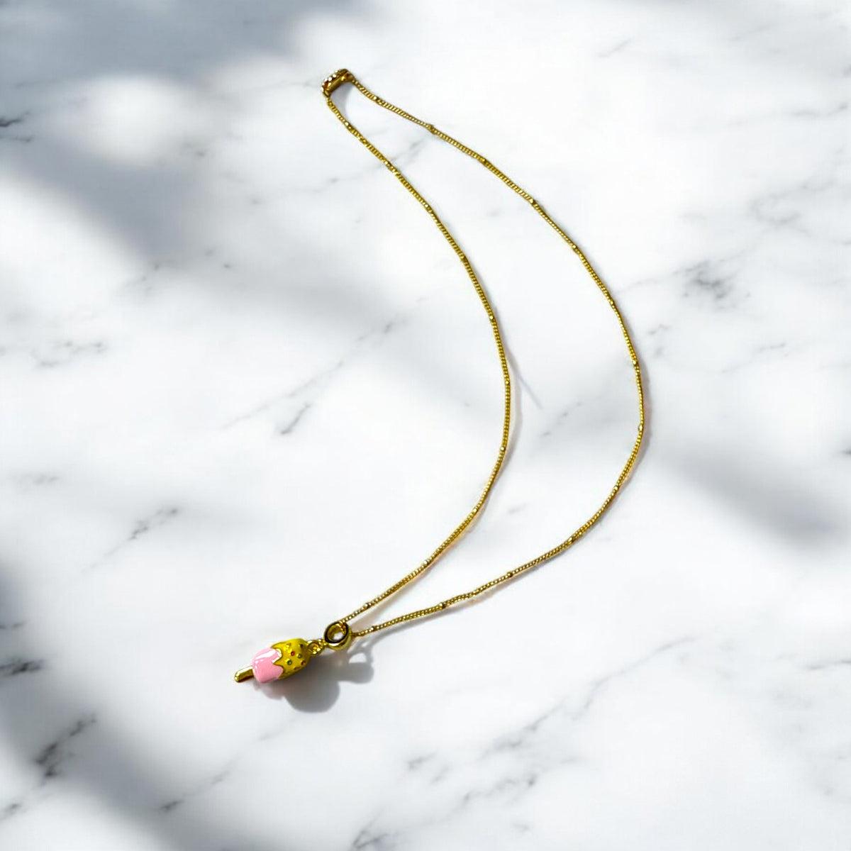 Collar de Acero Bañado en Oro con Dije de Helado