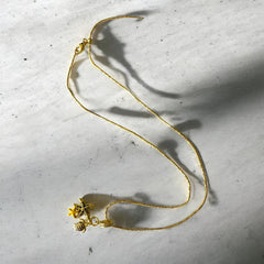 Collar de acero bañado en oro con dijes marinos esmaltados y cadena fina de 1 mm, 44 cm abierta. Diseño fresco y elegante.