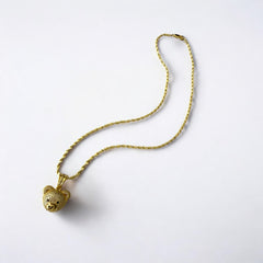 Dije de oso con incrustaciones de circones en acero bañado en oro. Brillante y sofisticado.