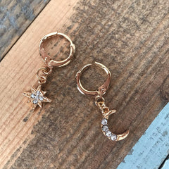 Mini argollas con dije luna y estrella