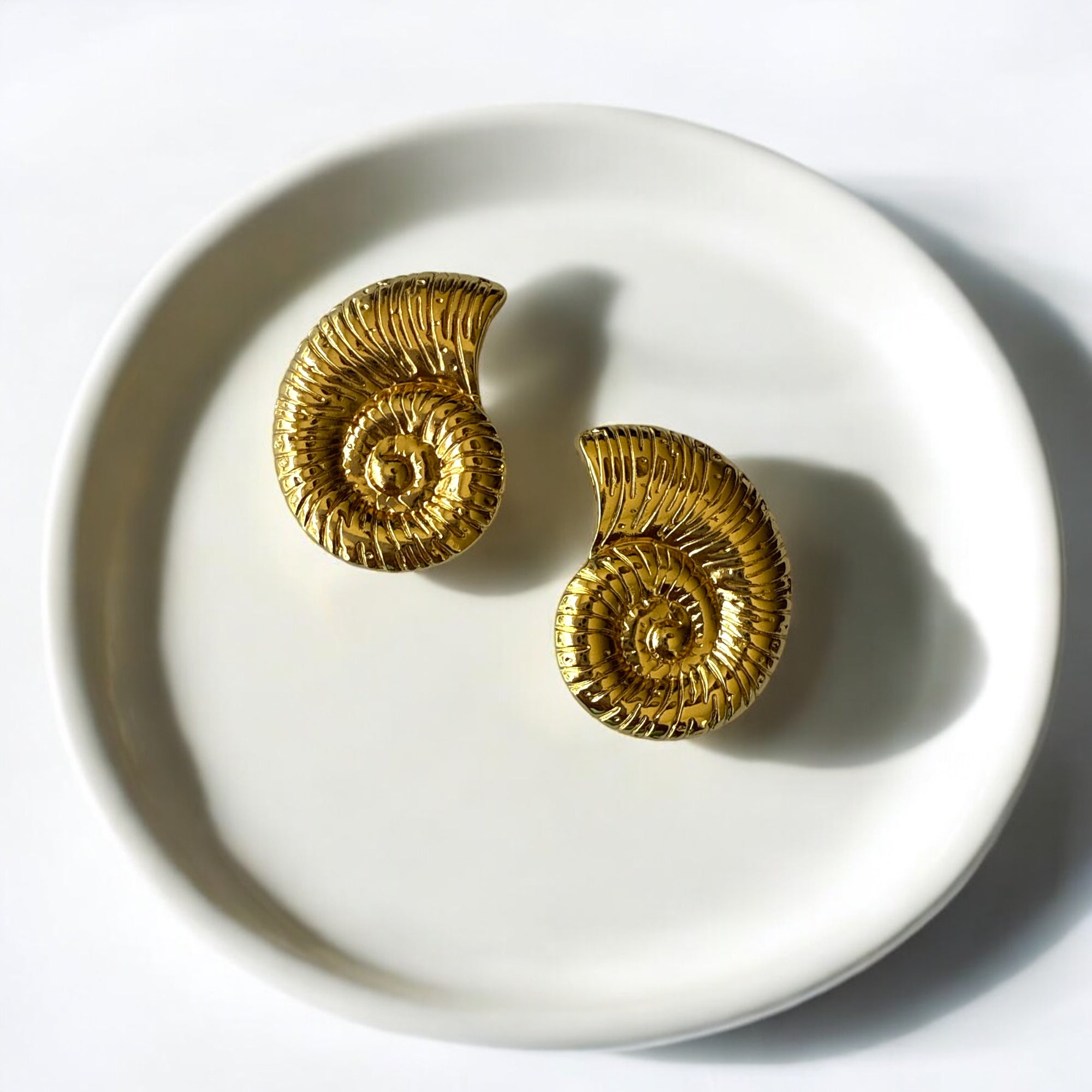 Aretes caracol dorado en acero bañado en oro