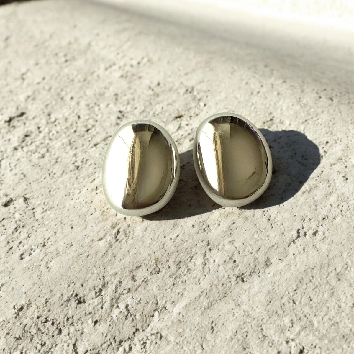 Aretes de acero plateado 2.5 cm x 2 cm minimalista