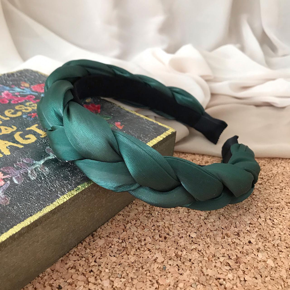 Diadema trenzada de seda color verde oscuro