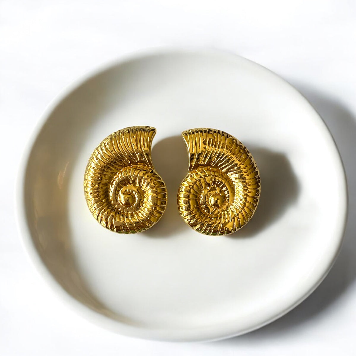 Aretes caracol dorado en acero bañado en oro