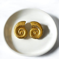 Aretes caracol dorado en acero bañado en oro