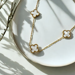 Collar de Acero con Tréboles Blancos Esmaltados