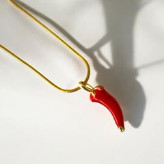 Collar de acero bañado en oro con dije de chilli rojo esmaltado y cadena Snake de 1 mm, 44 cm. Diseño vibrante y llamativo.
