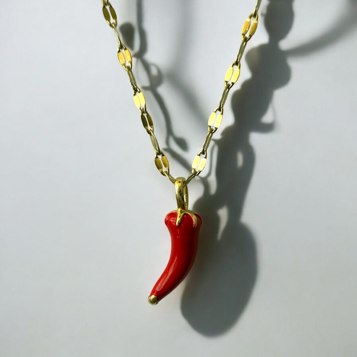 Collar de Acero Bañado en Oro con Dije de Chilli Rojo