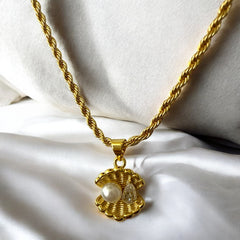 Collar de Acero Bañado en Oro con Concha y Perla