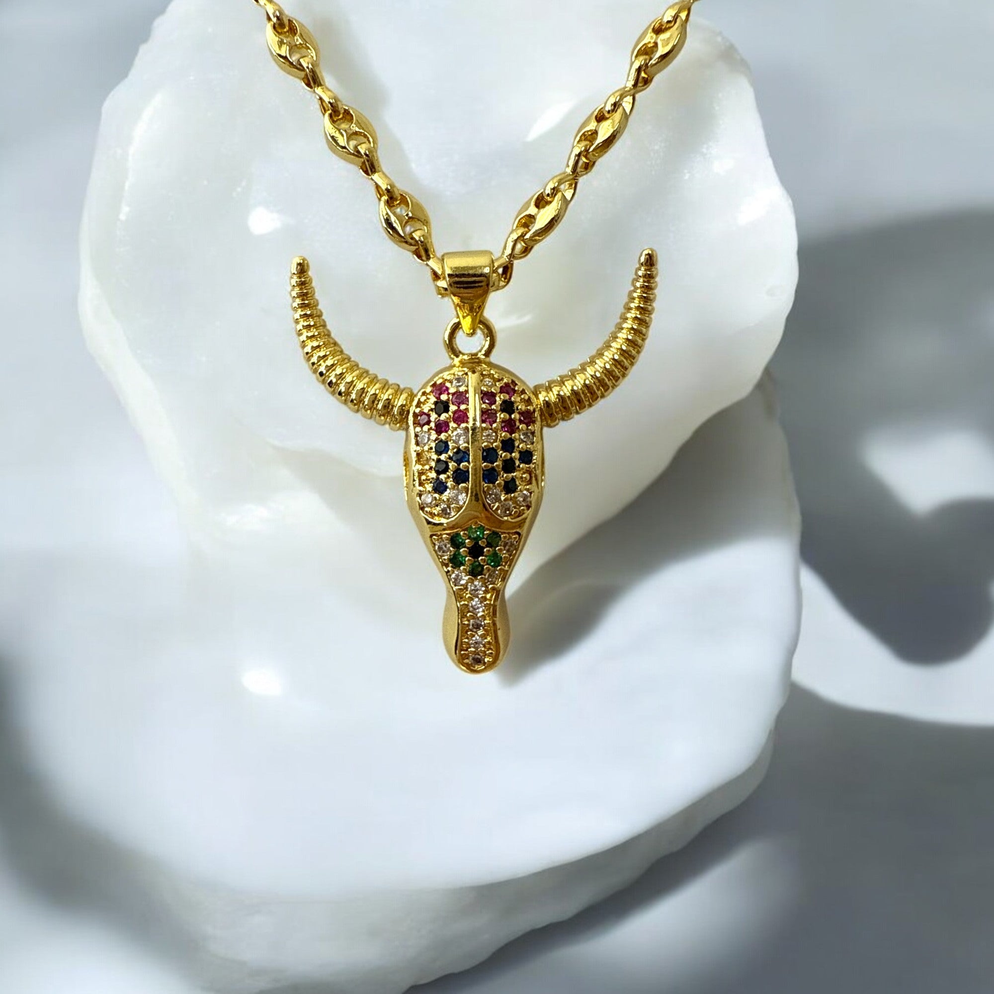 Collar de acero bañado en oro con dije de toro y cadena espiga de 4 mm y 44 cm con regulador. Diseño elegante con circones de colores. Ideal para regalo.