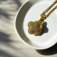 Collar de Acero Bañado en Oro con Dije de Trébol y Circones