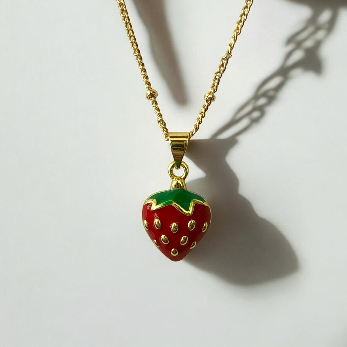 Collar de Acero Bañado en Oro con Dije de Fresa Esmaltado