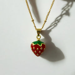 Collar de Acero Bañado en Oro con Dije de Fresa Esmaltado